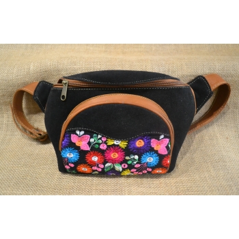 Torebka na biodro z czarnej zamszowej skóry i kwiatowym kolorowym haftem .